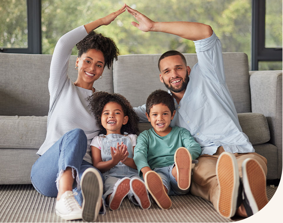 Imagem institucional de uma família reunida no sofá, utilizada no site da Laredo
